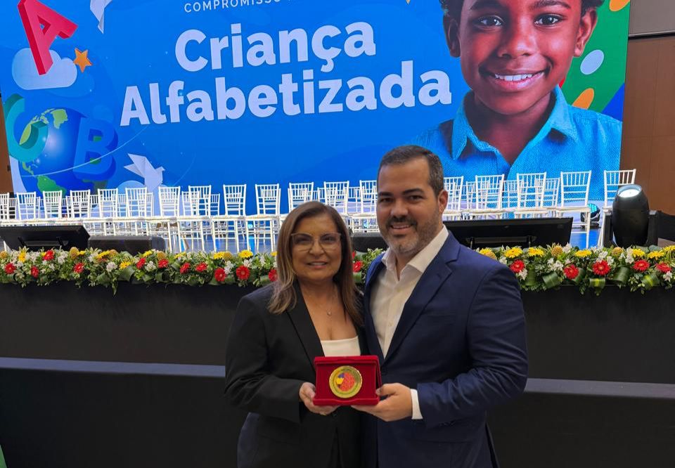 Atalaia Recebe Selo Ouro no Compromisso Nacional com a Alfabetização