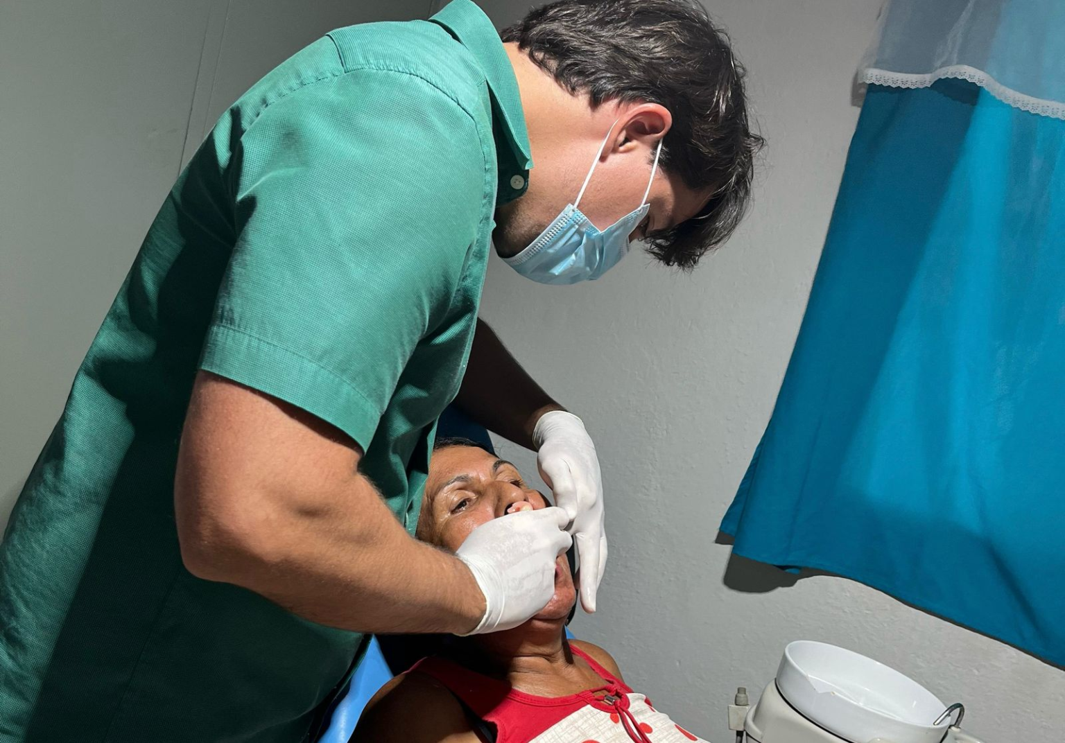 Prefeitura de Atalaia entrega mais de 100 próteses dentárias para pacientes da UBS Maria de Nazaré