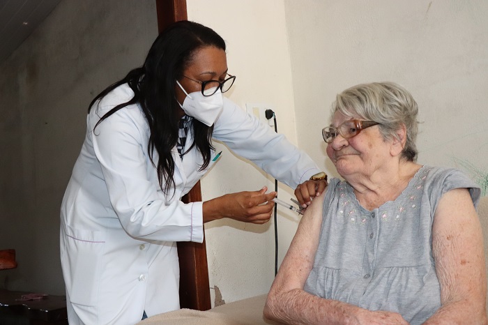 Secretaria de Saúde inicia vacinação de idosos acima de 85 anos