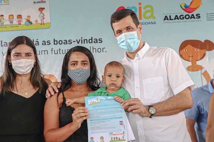 Prefeito Hugo Wanderley entrega Cartão CRIA a mães de Cacimbinhas