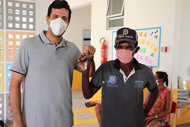 Prefeito entrega casas populares no Cj. Res. José Reinaldo Wanderley