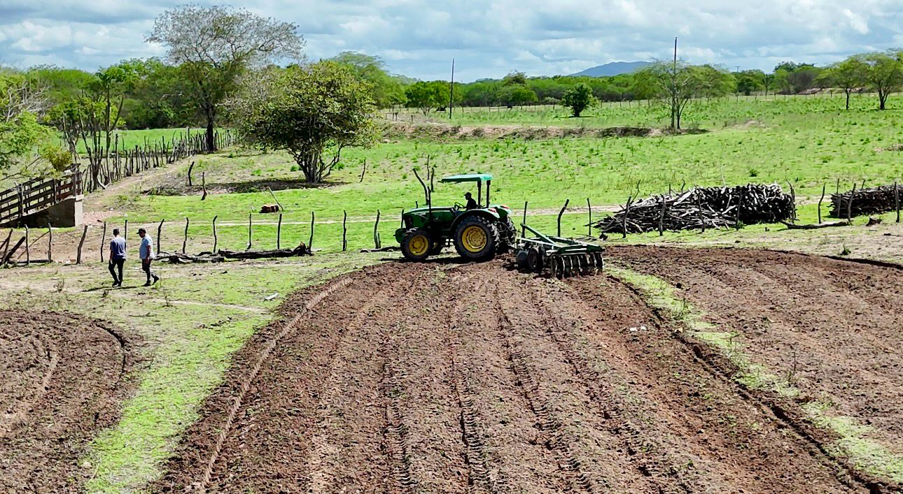 Prefeitura inicia aração de terras em apoio aos pequenos agricultores do município