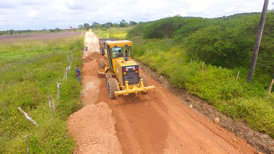Prefeitura realiza recuperação nas estradas vicinais do município