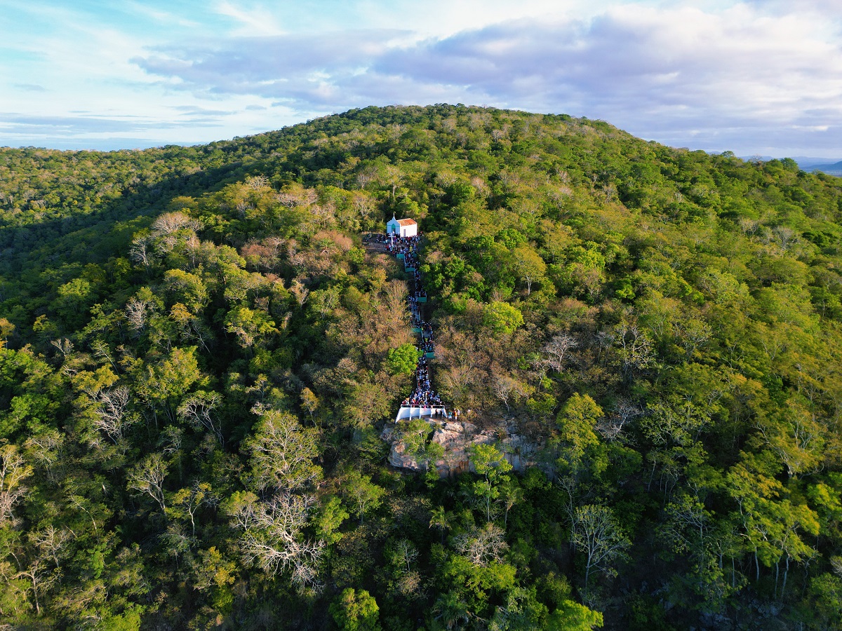 Milhares de fiéis e turistas visitam os pontos turísticos de Cacimbinhas na Sexta-feira Santa