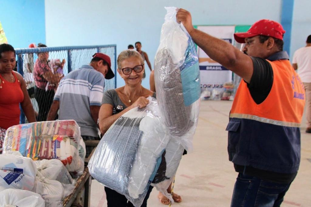 Prefeitura de Coruripe continua entregando Kits Humanitários para as famílias afetadas pelas chuvas