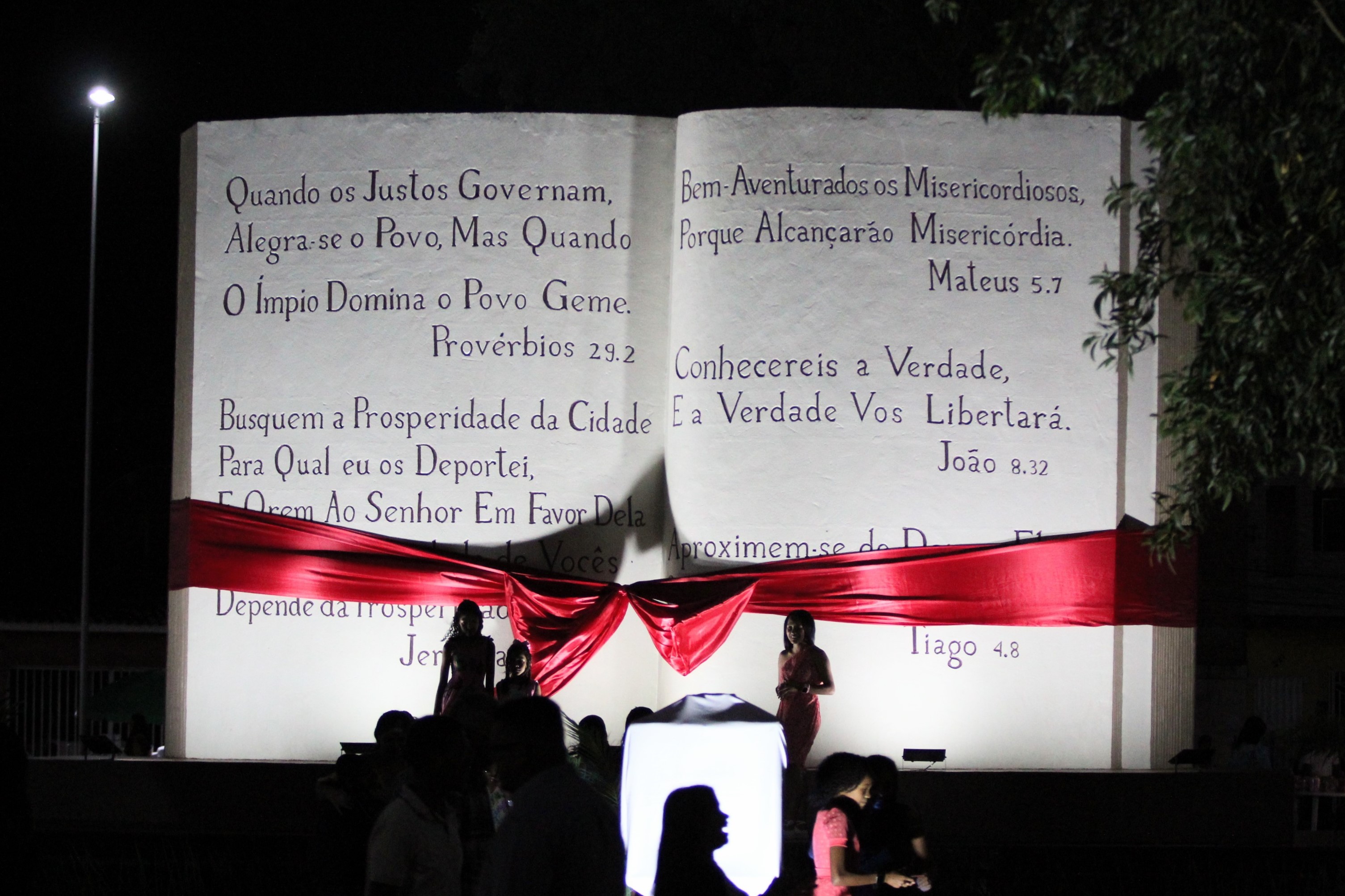 Prefeito de Coruripe Marcelo Beltrão inaugura o monumento à Bíblia