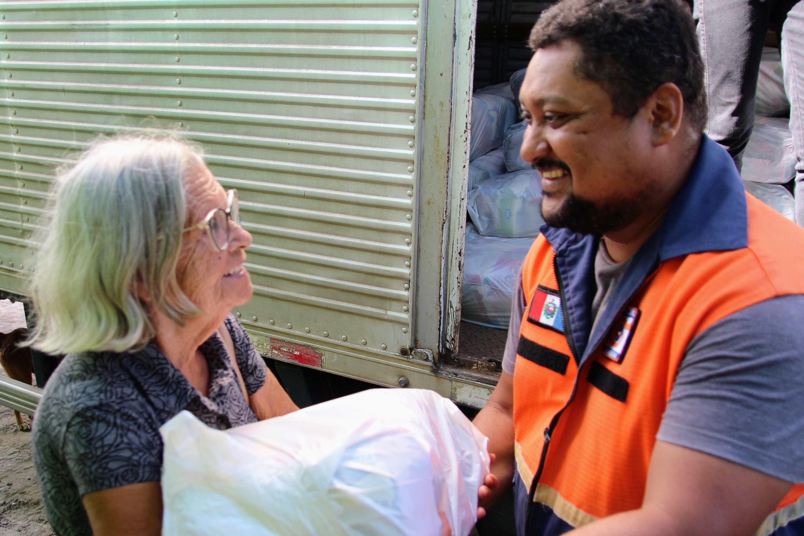 Prefeitura de Coruripe entrega cestas básicas para afetados pelas chuvas e pescadores do Poxim