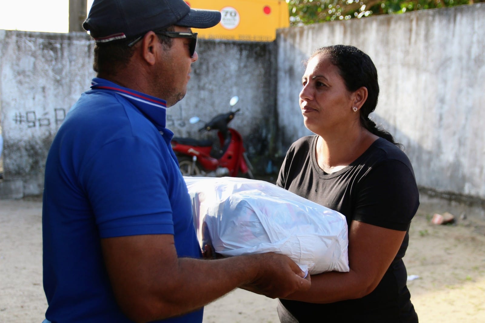 Prefeitura reúne moradores afetados pelas chuvas de vários bairros para a entrega de cestas básicas