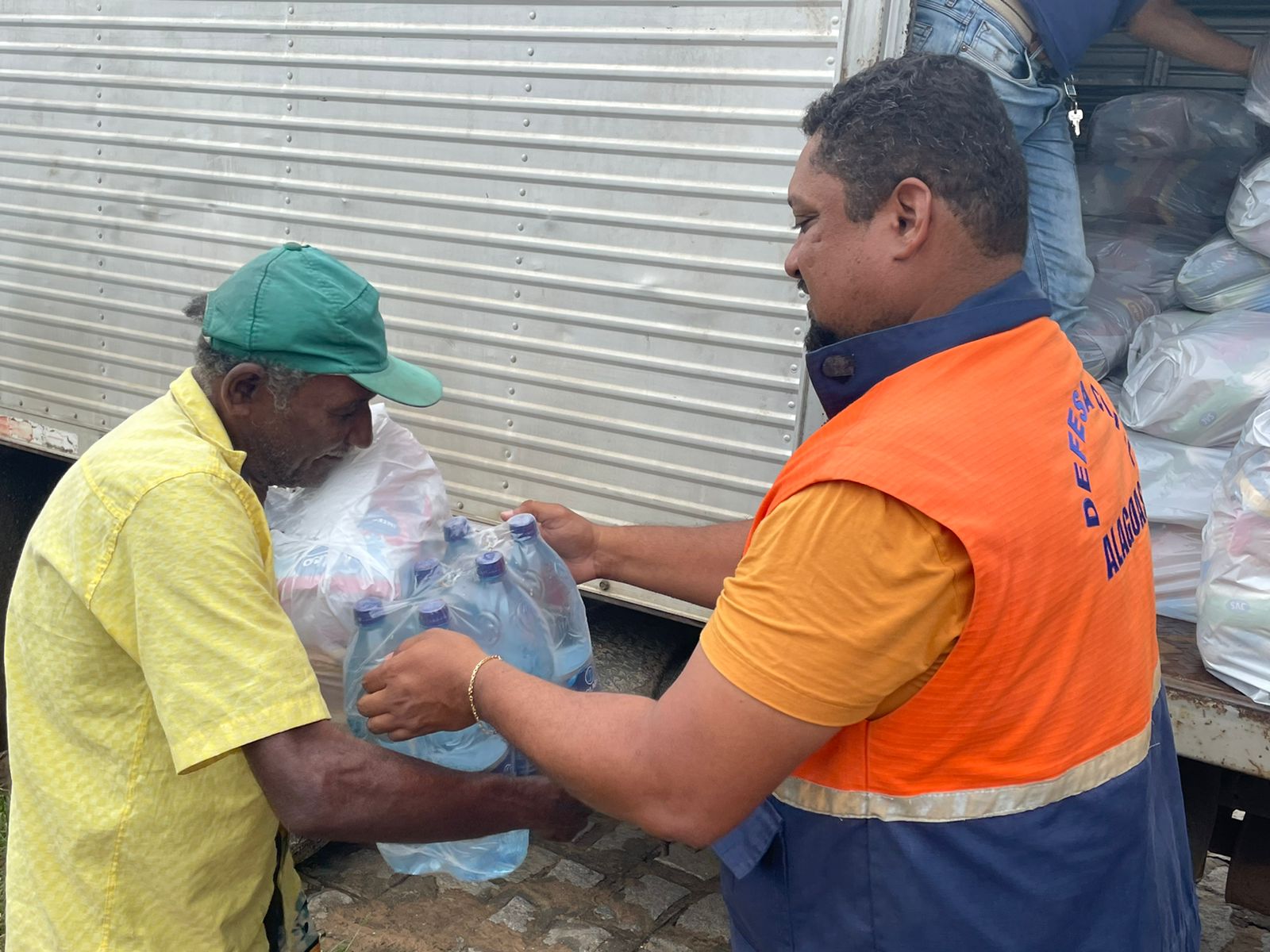 Prefeitura de Coruripe entrega cestas básicas e água mineral para moradores do distrito de Barreiras afetados pelas chuvas