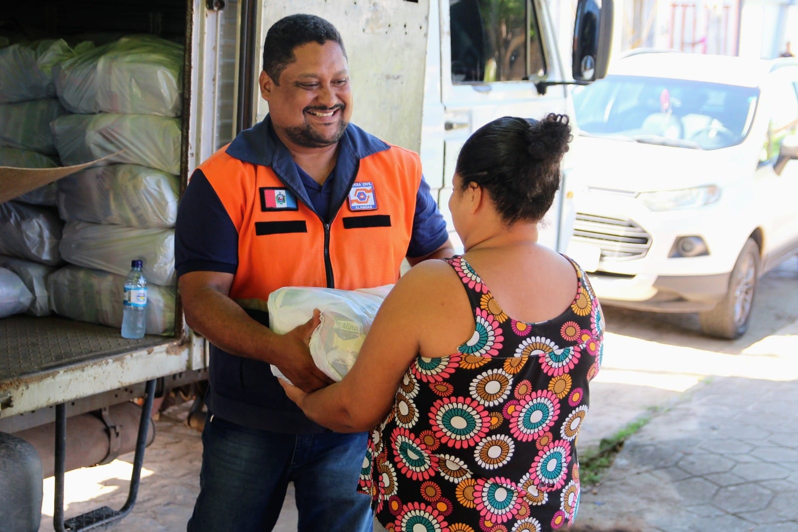 Moradores do Pontal de Coruripe afetados pelas fortes chuvas recebem cestas básicas