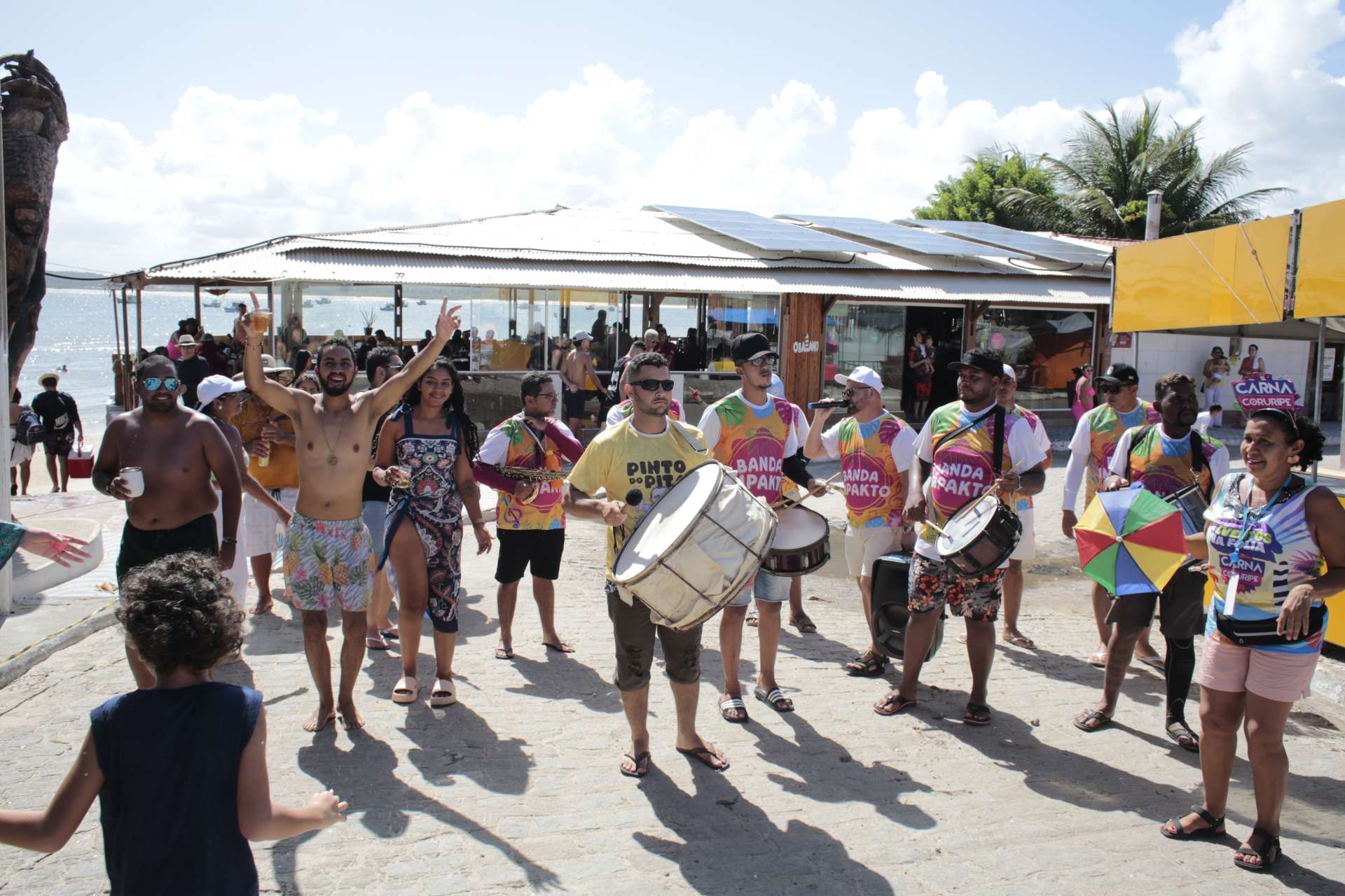Frevo, alegria e renda: Carnaval de Coruripe encanta turistas, agita a feira e gera renda para vendedores ambulantes