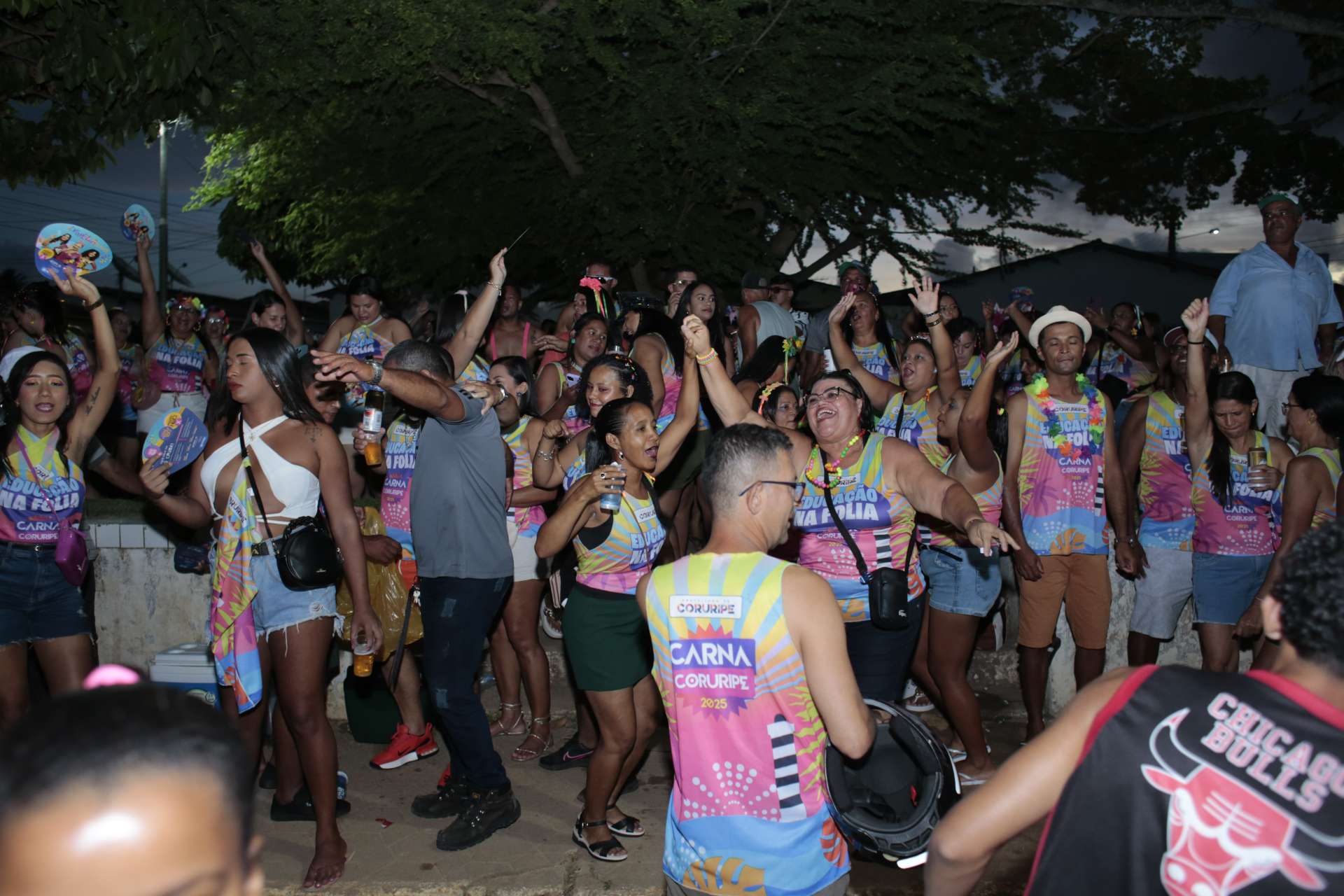 Bloco tradicional das Secretarias arrasta multidão pelas ruas de Coruripe