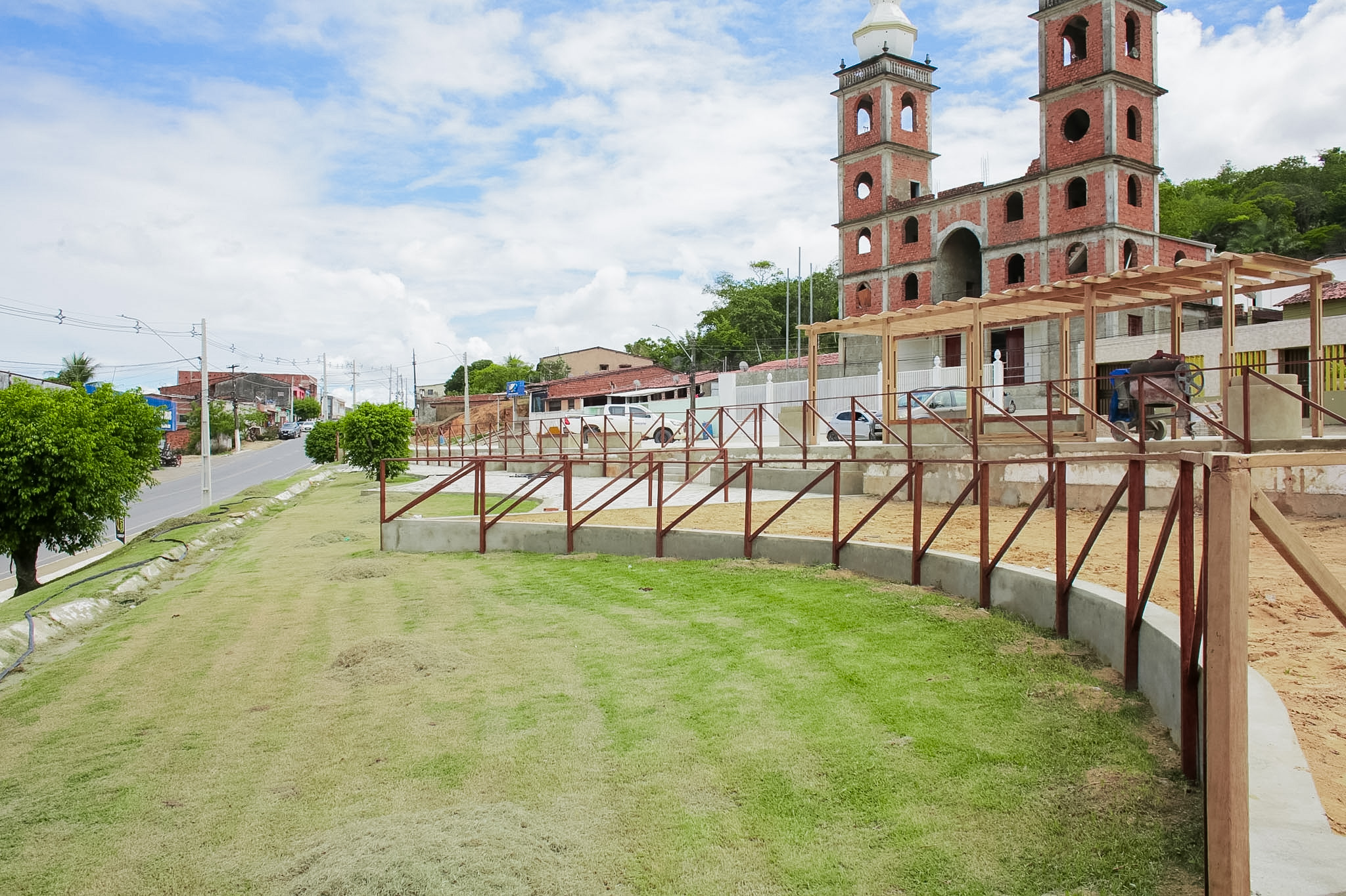 Reforma da Praça da Igreja Nossa Senhora Assunta ao Céu, em Pindorama, segue avançando