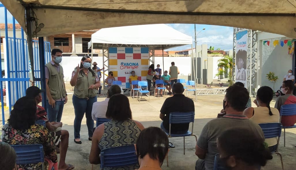 Vigilância Sanitária realiza ação educativa sobre o São João sem Fogueira na sala de espera do Ponto Fixo de Vacinação Covid-19