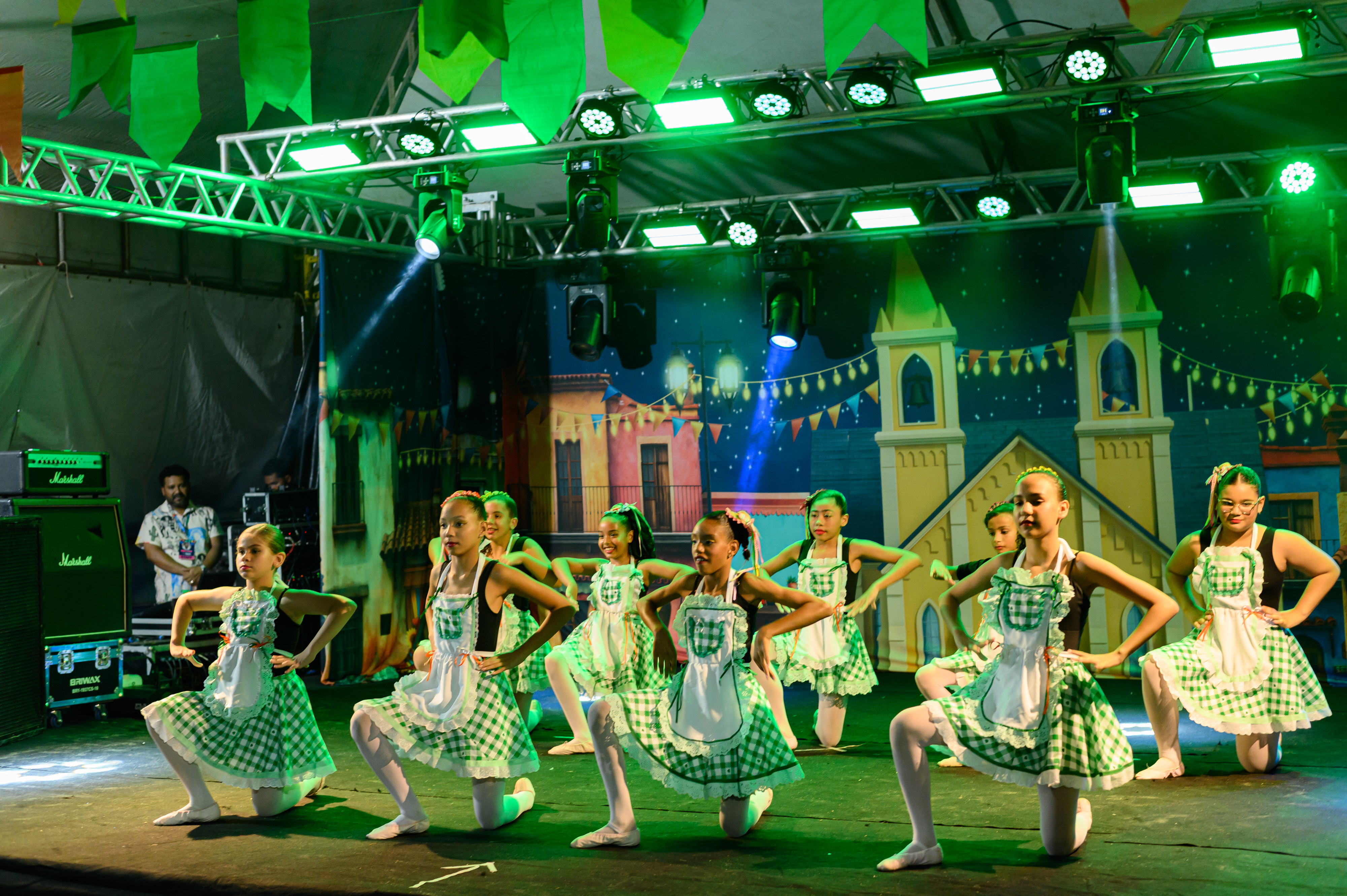Espetáculo Junino de Ballet encanta público na Praça Castro Azevedo