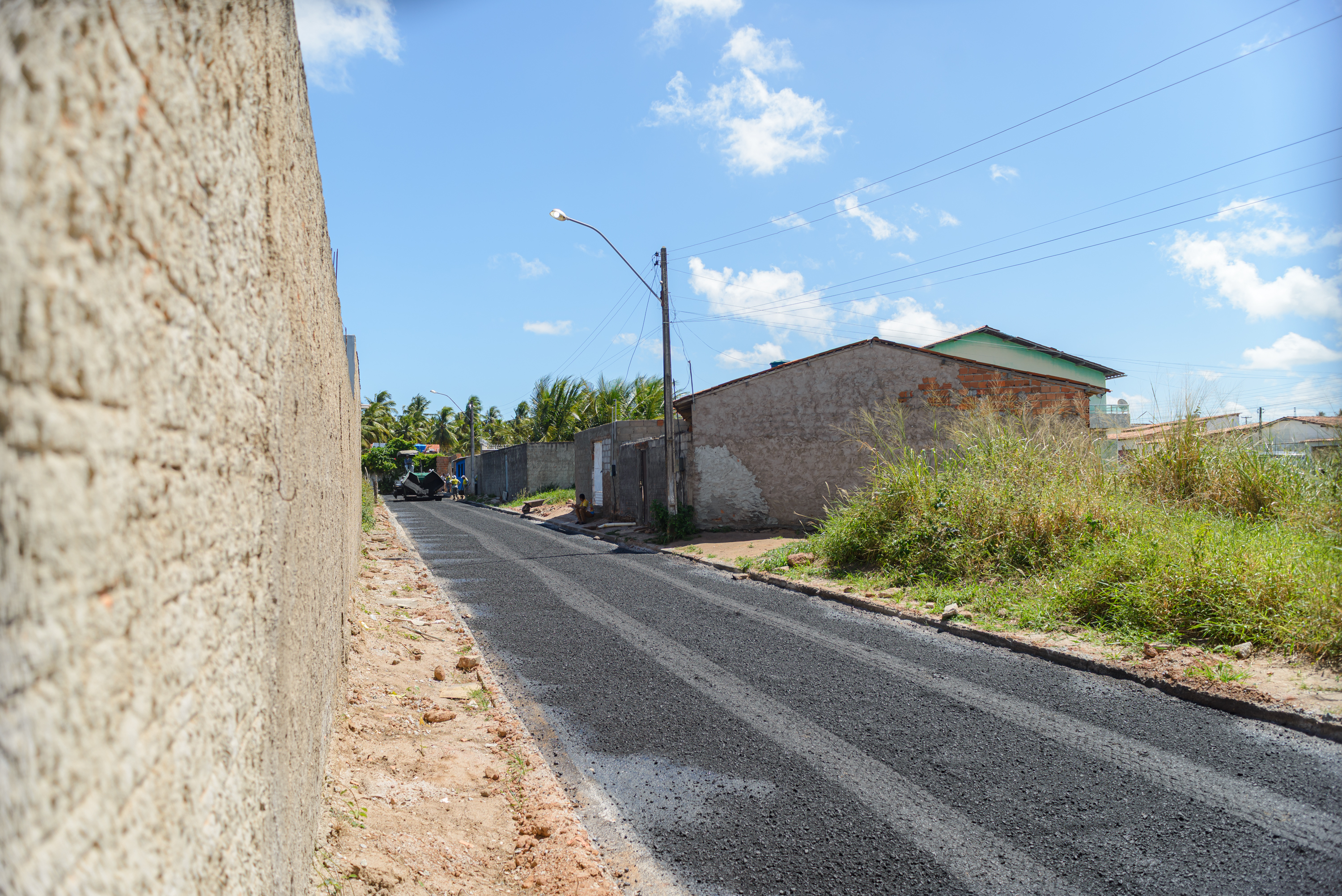 Asfalto começa a chegar a mais 13 ruas do conjunto Joaquim Beltrão