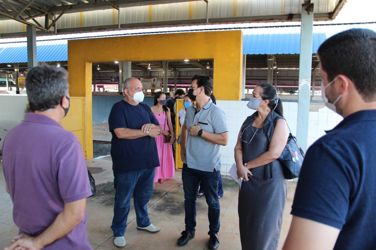 Prefeito Marcelo Beltrão visita mercado e discute a criação de uma Central de Abastecimento de Coruripe