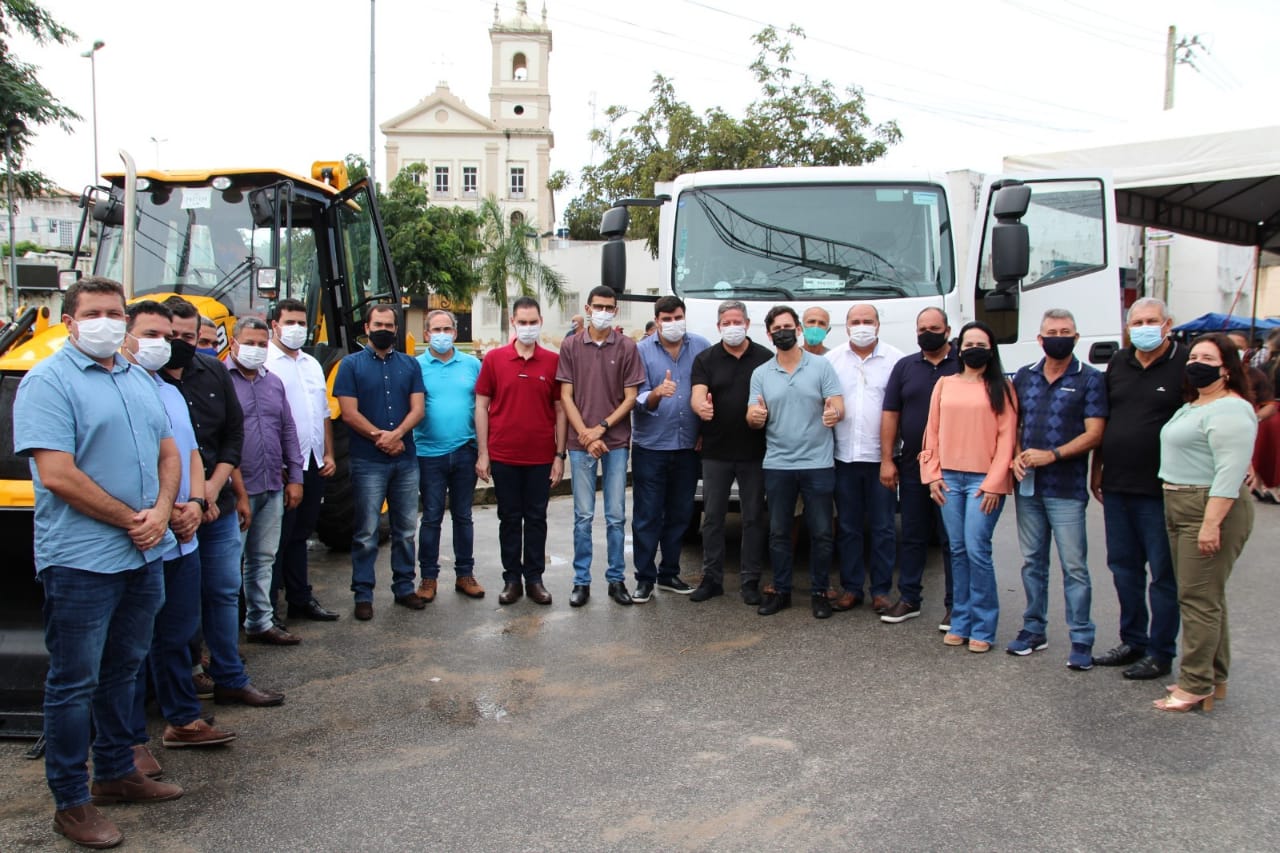 Coruripe recebe equipamentos e máquinas do presidente da Câmara Federal, Arthur Lira, e da Codevasf
