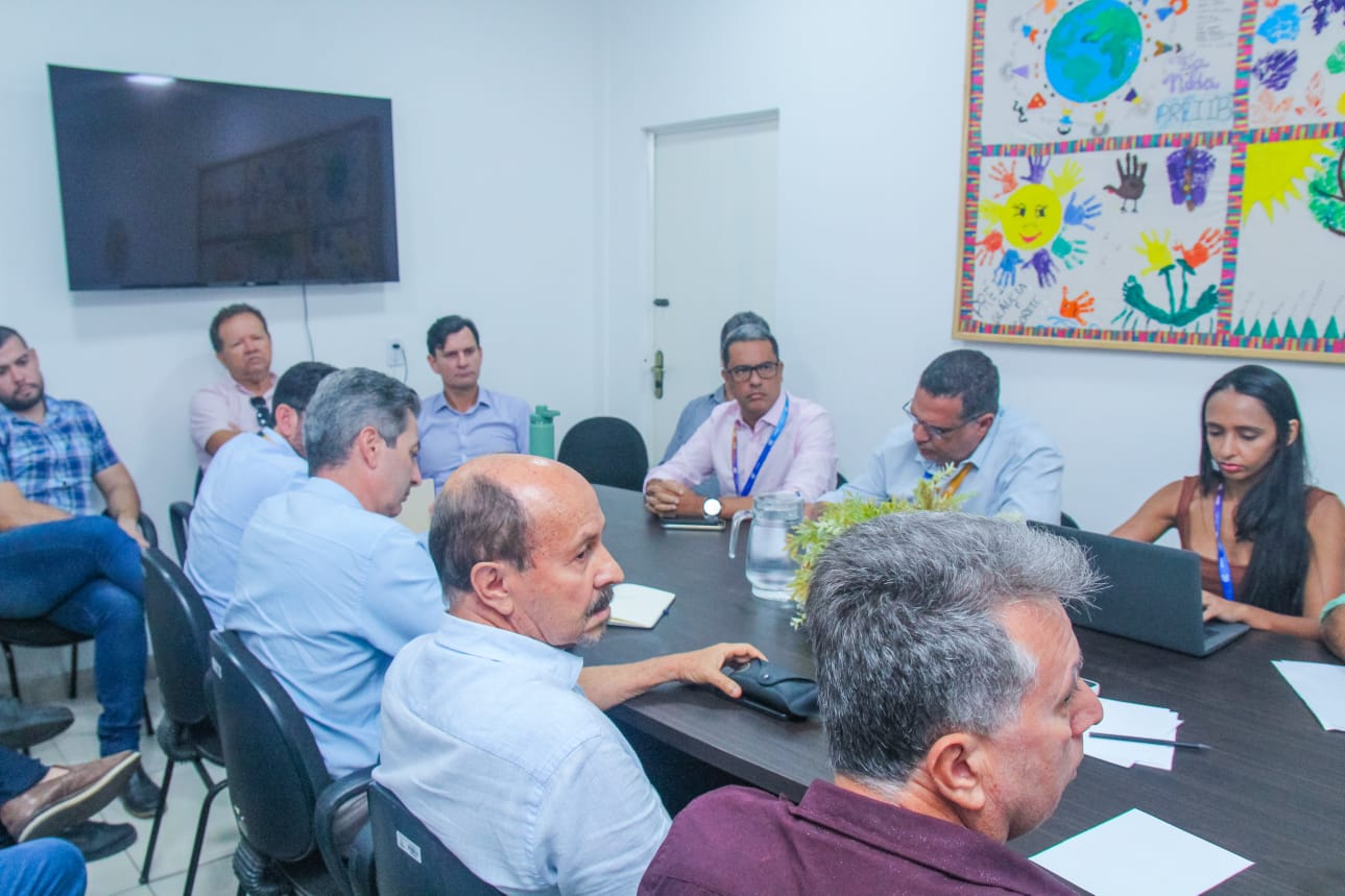 Prefeito Marcelo Beltrão, Equatorial Energia e representantes da sociedade discutem melhorias para a rede elétrica de Coruripe após transtornos causados pelas chuvas