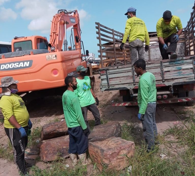 Fardos de Latex que apareceram nas praias de Coruripe viraram dinheiro para catadores da Ascamare