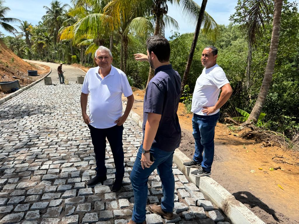 Prefeito em exercício de Coruripe visita obras do Programa Pavimenta