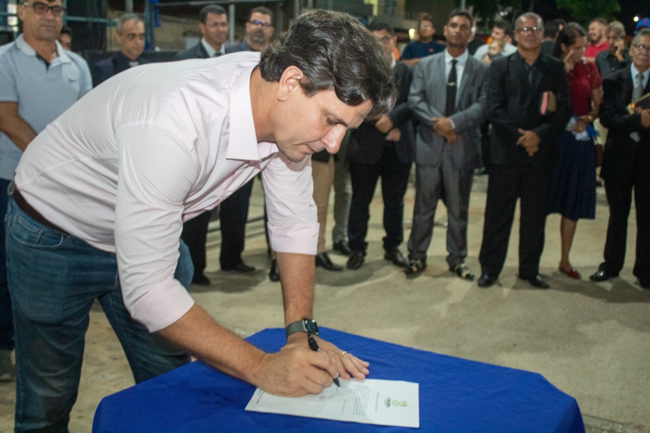 Prefeito Marcelo Beltrão assina ordem de serviço para construção de um grande monumento na Praça da Bíblia