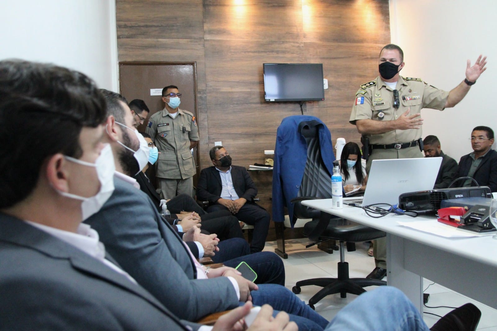 Prefeito Marcelo Beltrão debate segurança pública em reunião realizada na Câmara de Vereadores