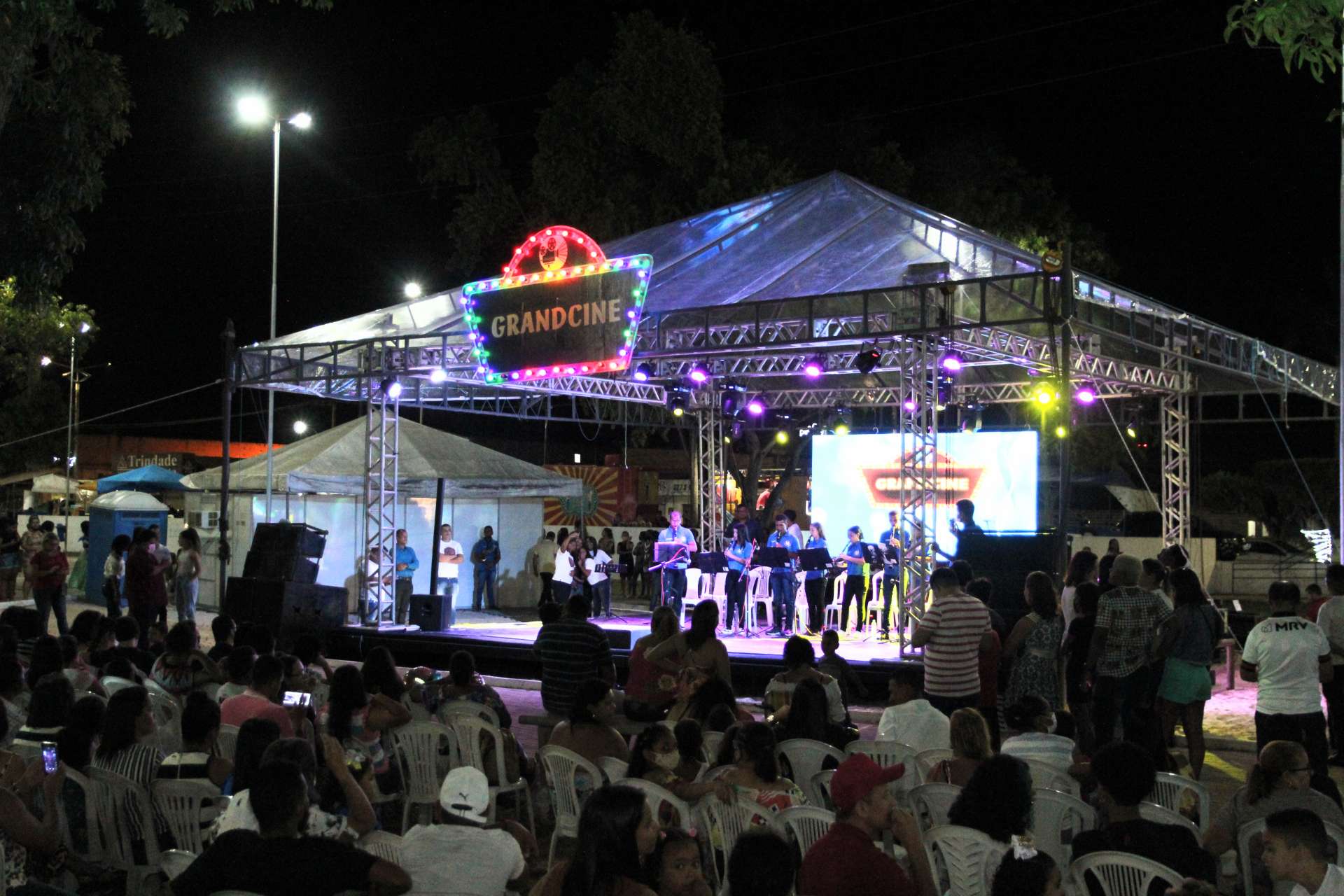 Abertura do Natal de Luz e apresentação do Espetáculo Encanta Coruripe leva centenas de pessoas à Praça da Bíblia