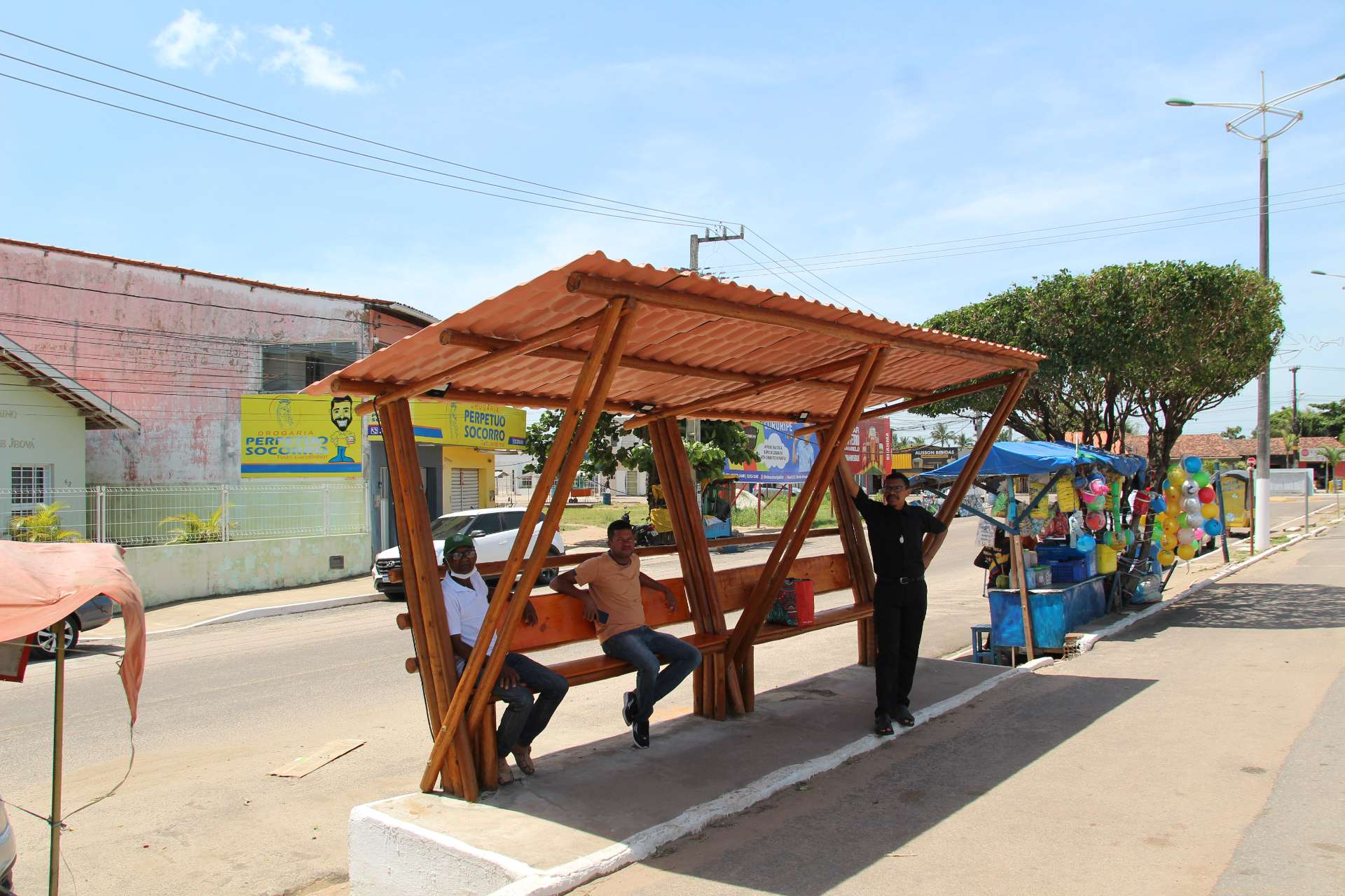Prefeitura de Coruripe instala novos abrigos nos pontos de ônibus com madeira sustentável