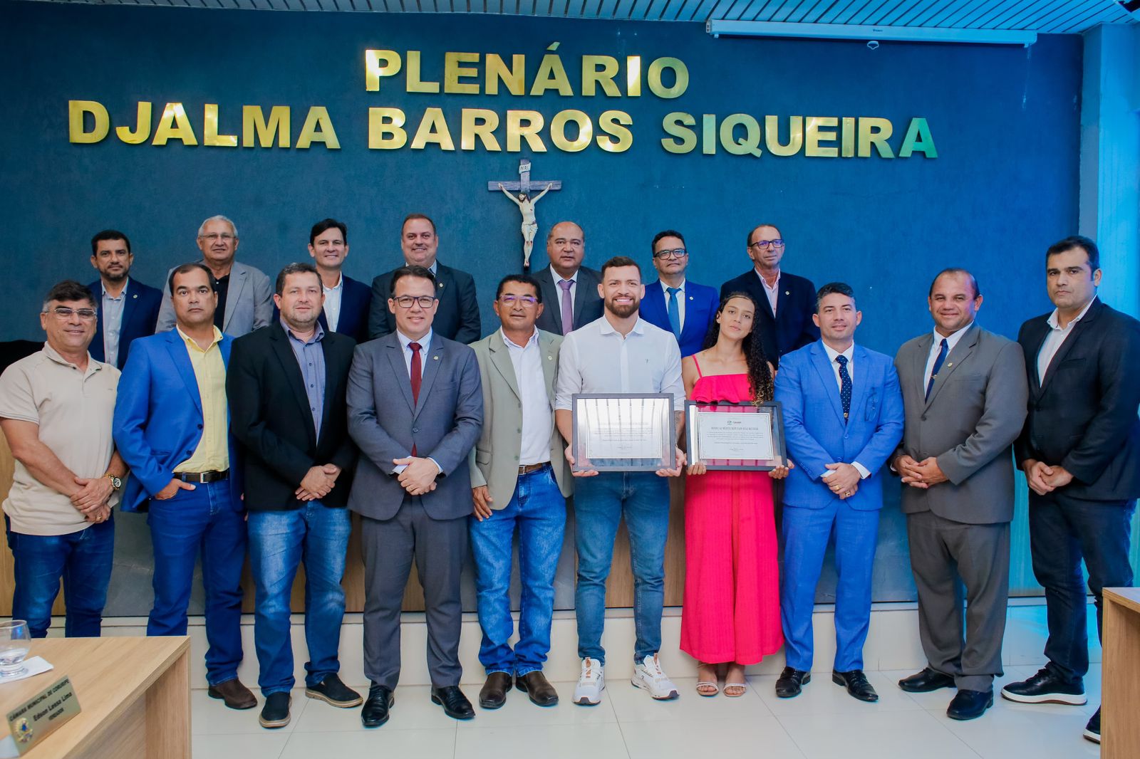 Prefeito Marcelo Beltrão participa de homenagem aos atletas coruripenses Maisa Silva e Maurício Ruffy na Câmara de Vereadores