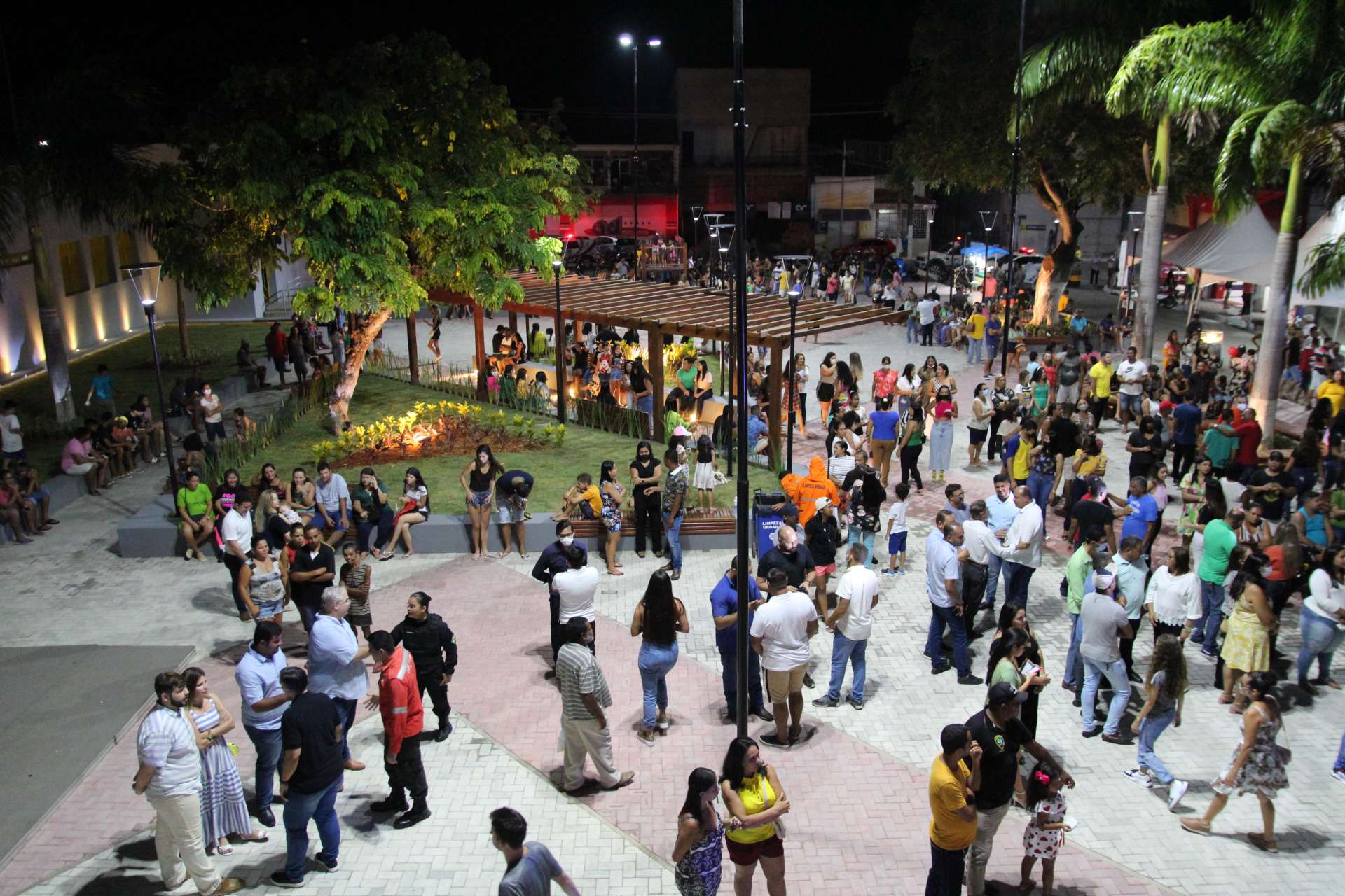 Prefeito Marcelo Beltrão entrega Praça Dr. Castro Azevedo totalmente requalificada