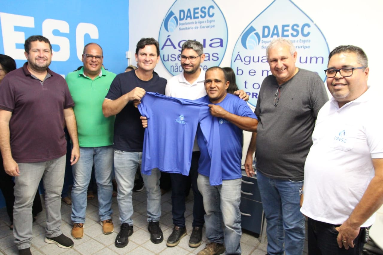 Servidores do setor administrativo e do campo do Daesc recebem fardamentos novos