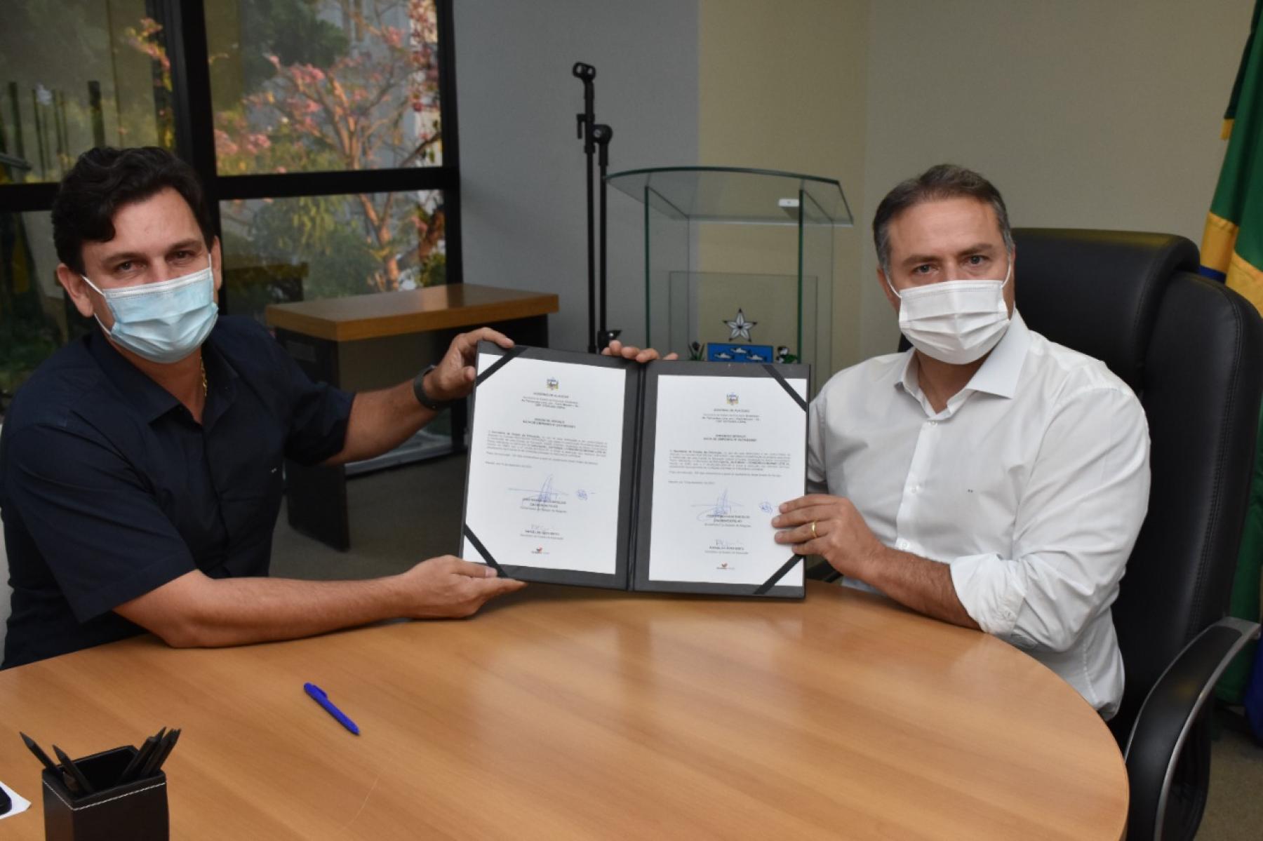 Prefeito Marcelo Beltrão e governador Renan Filho assinam convênio para pavimentação de diversas ruas em Coruripe