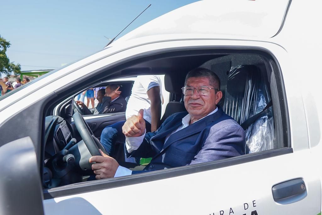 Prefeito Jaime do Mercado entrega novas ambulâncias 0km para a população