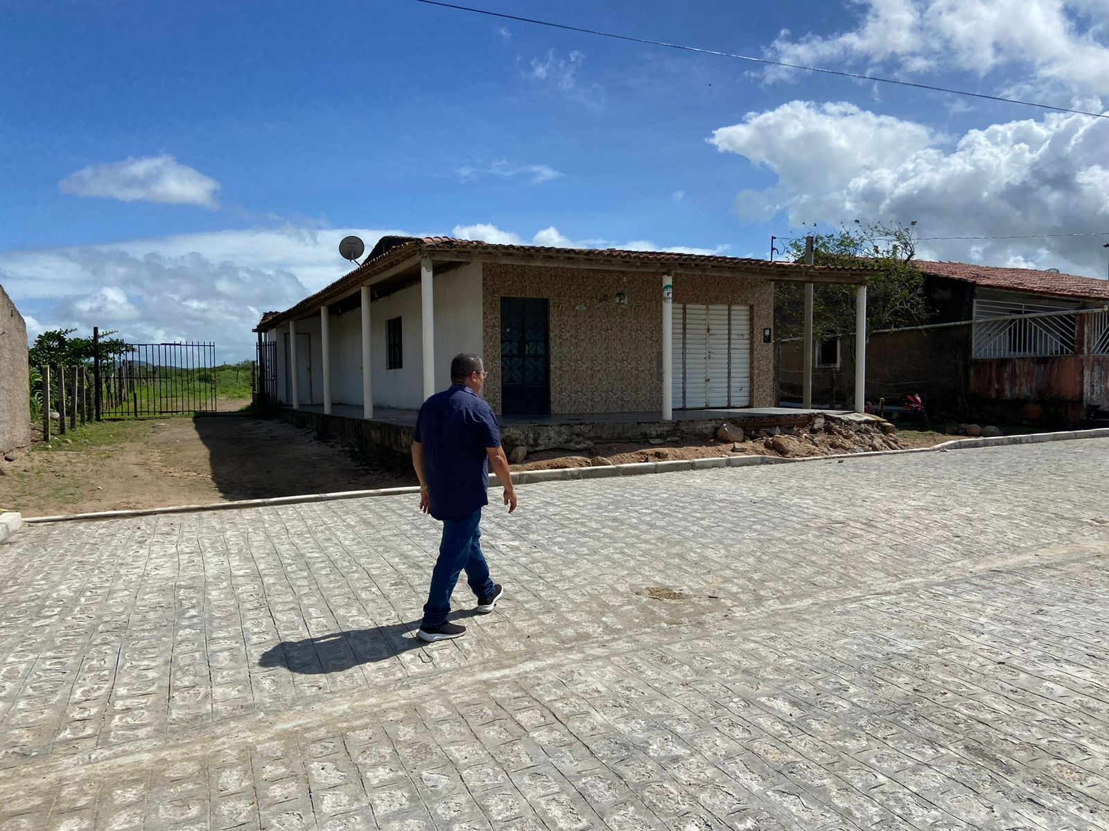 Prefeito Jaime do Mercado vistoria obras de pavimentação no Povoado Lagoa da Sela em Palestina