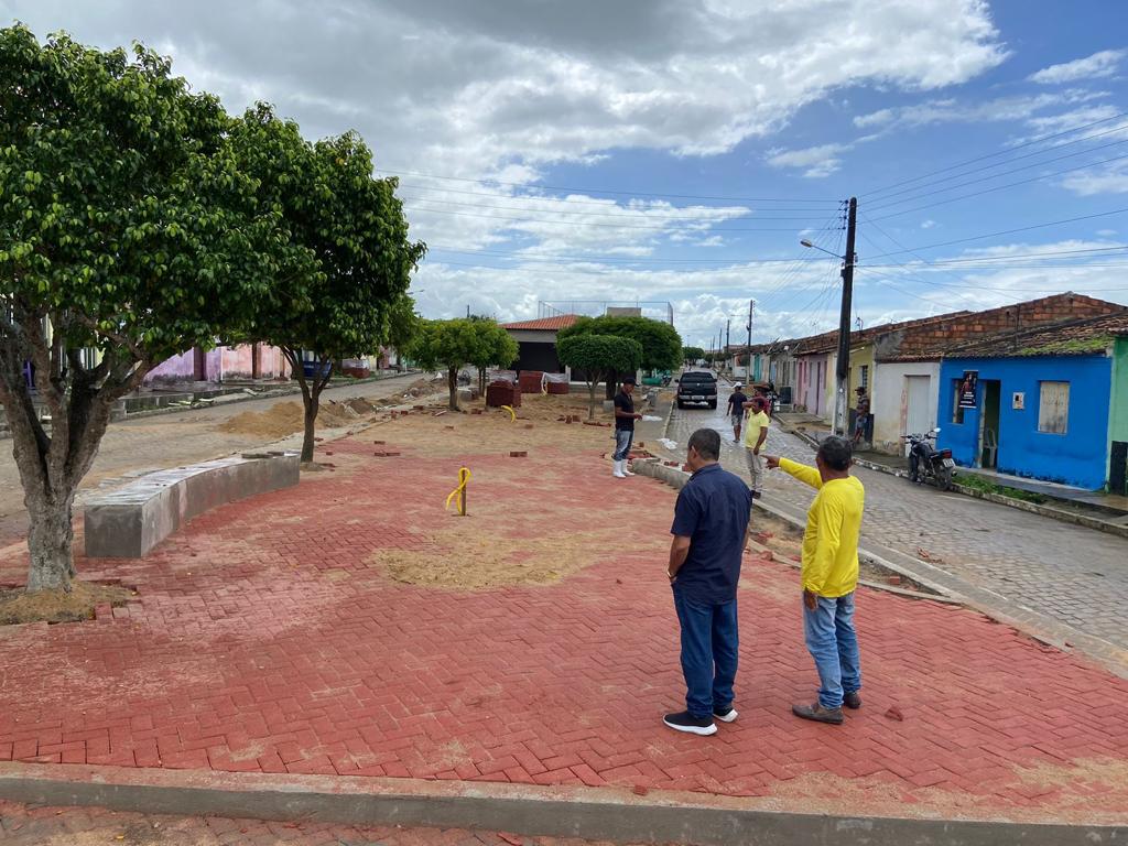 Prefeito Jaime do Mercado visita a obra de construção da academia de saúde na Vila Santo Antônio