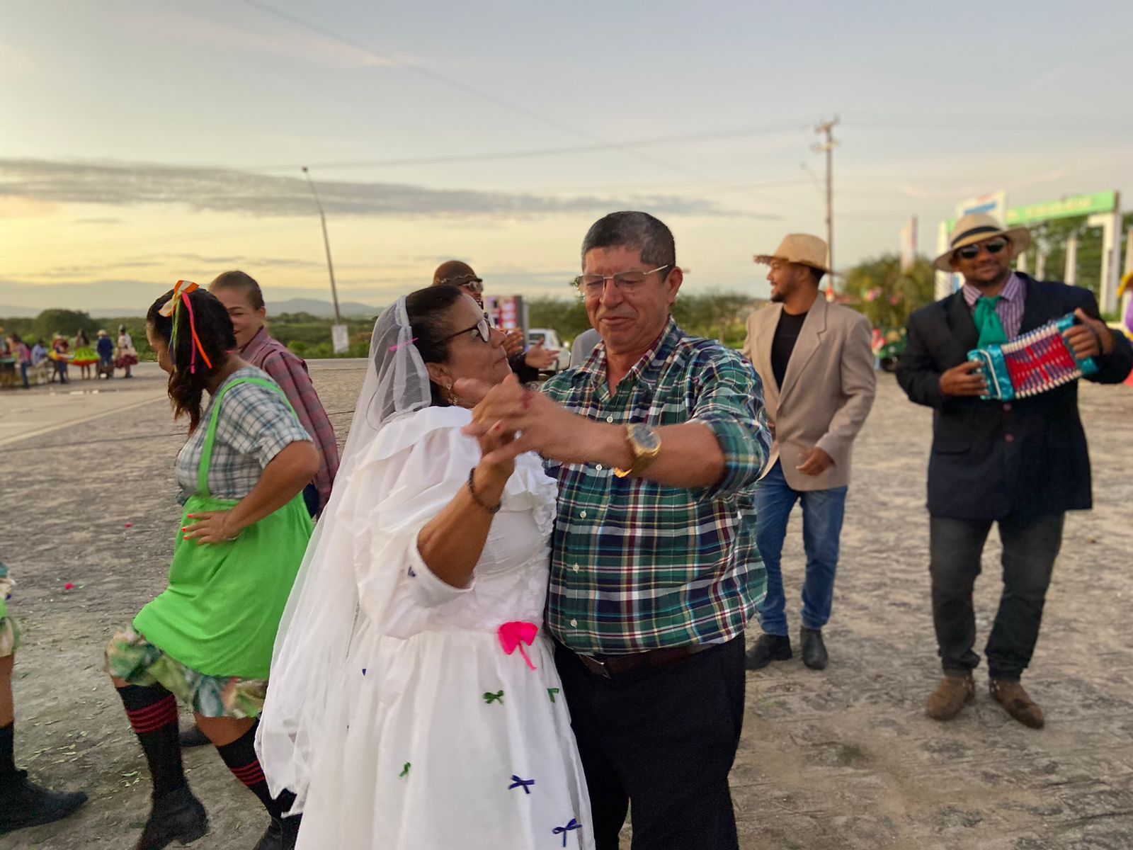 Arraiá Estrela do Sertão em Palestina encerra festividades com desfiles tradicionais juninos