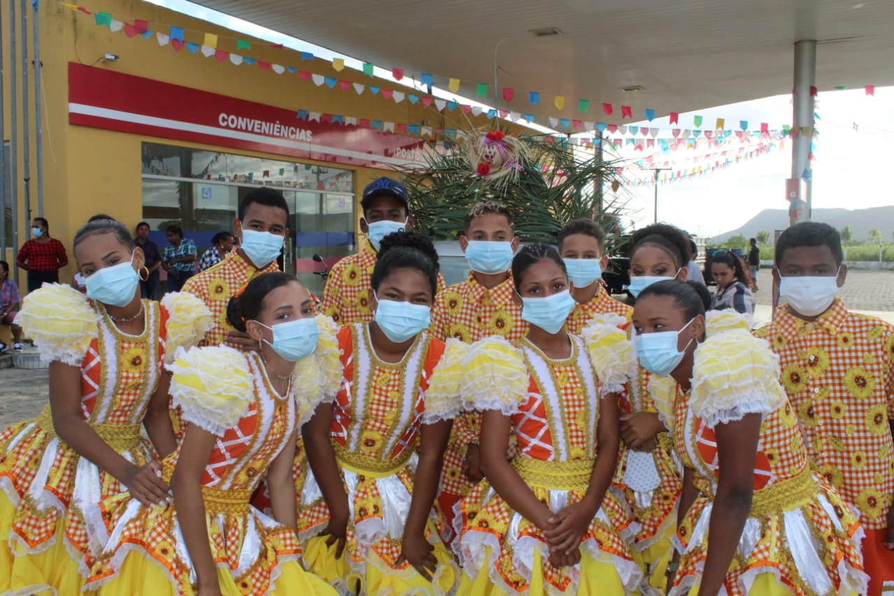 alunos realizam atividade escolar em clima de festa junina