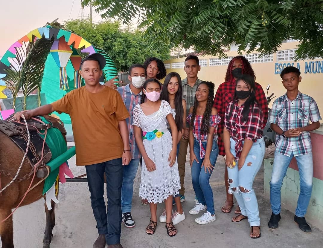 tradição junina é mantida com desfile de carroças