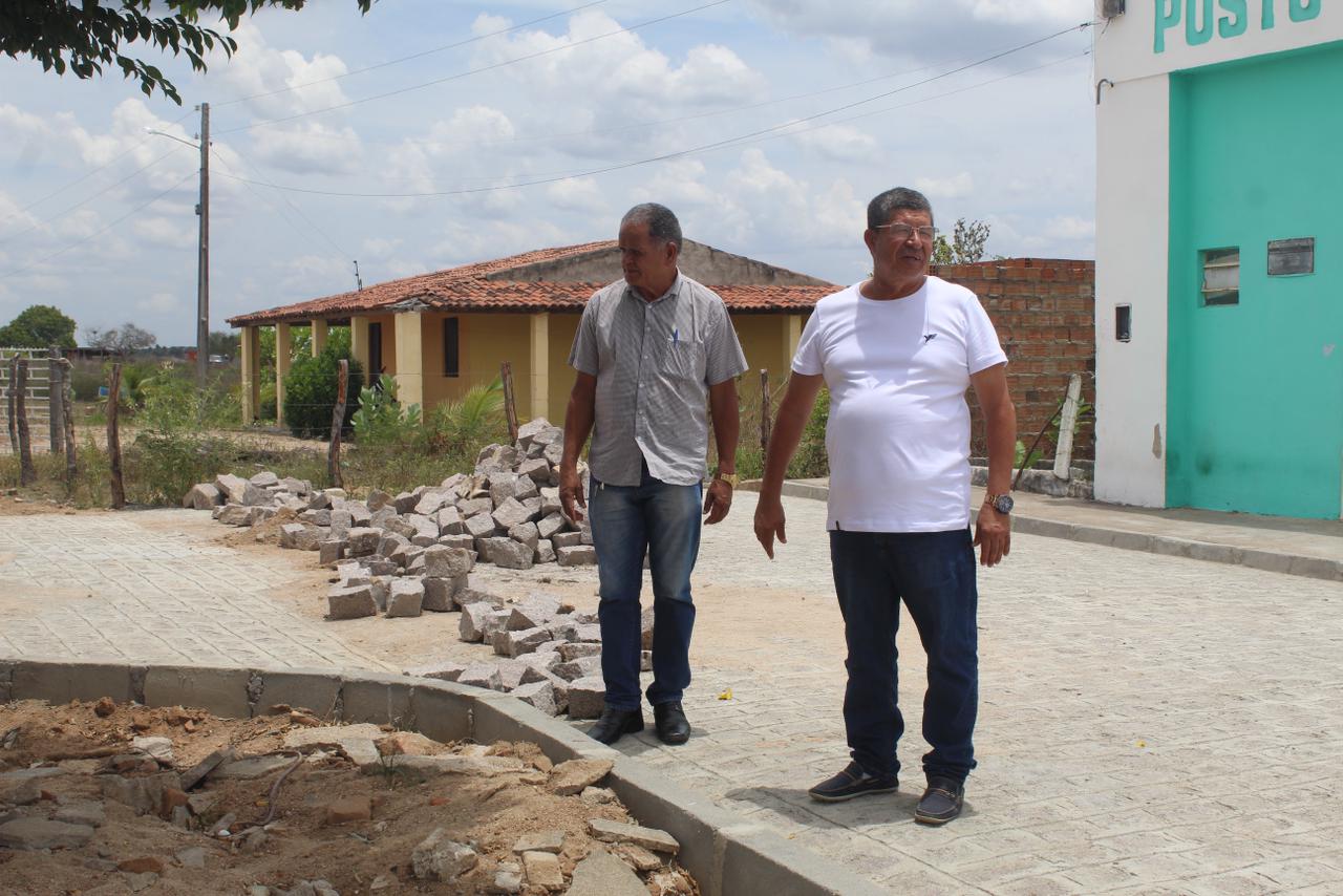 Prefeito Jaime do Mercado vistoria última etapa das obras de pavimentação no Povoado Machado de Baixo