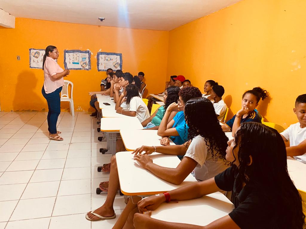 Jovens do NUCA Palestina participam de palestra sobre saúde mental