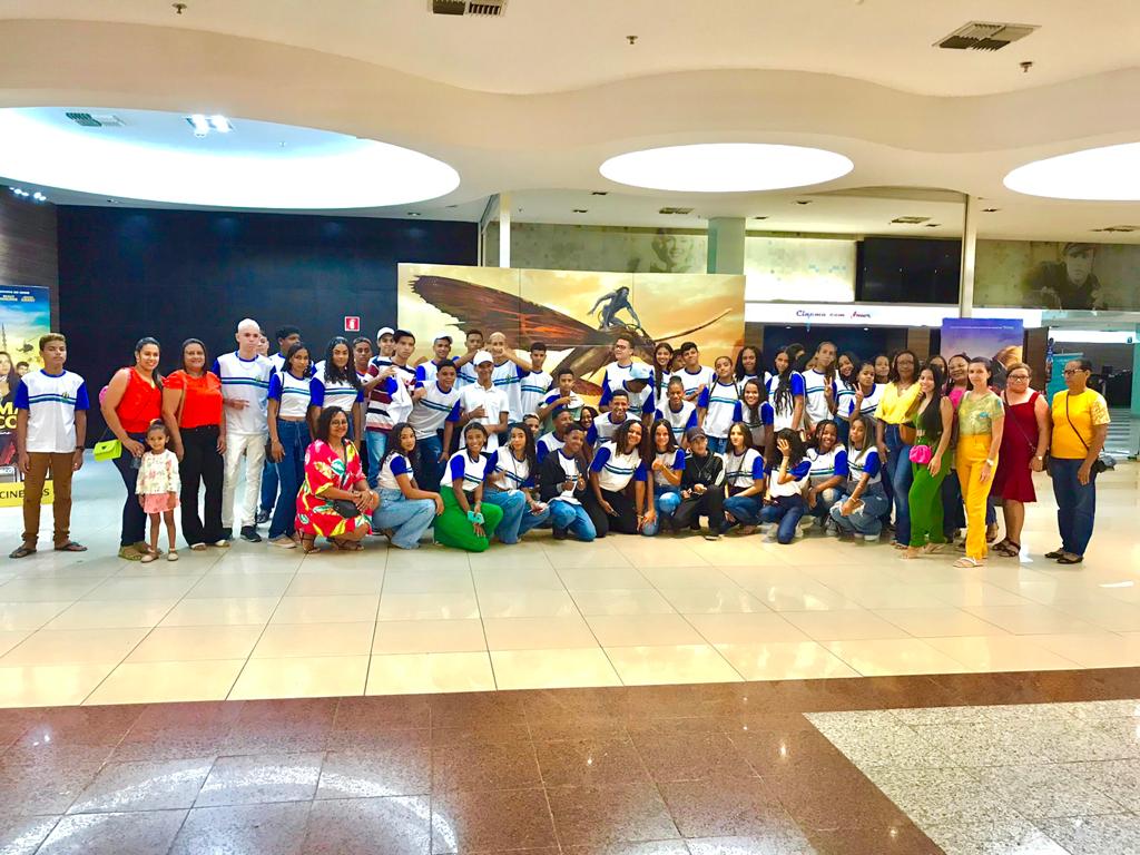 Prefeitura de Palestina leva estudantes da rede municipal ao cinema