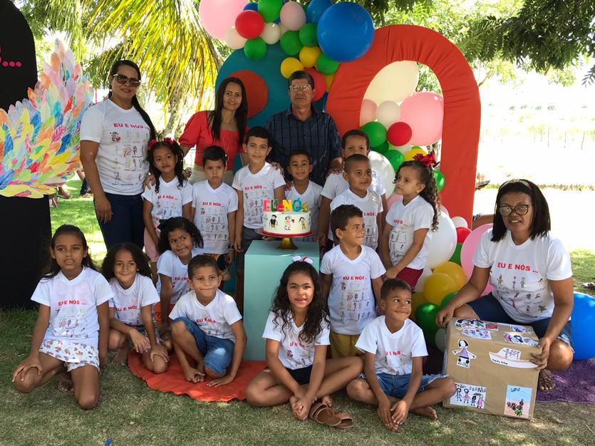 Alunos da educação infantil de Palestina passam por rito de passagem