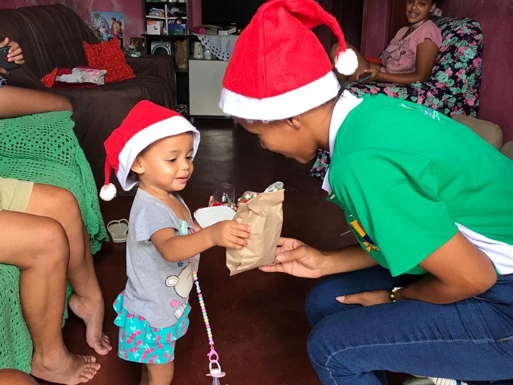 Equipe do Programa Criança Feliz entrega lembrancinhas a crianças assistidas em comemoração ao natal