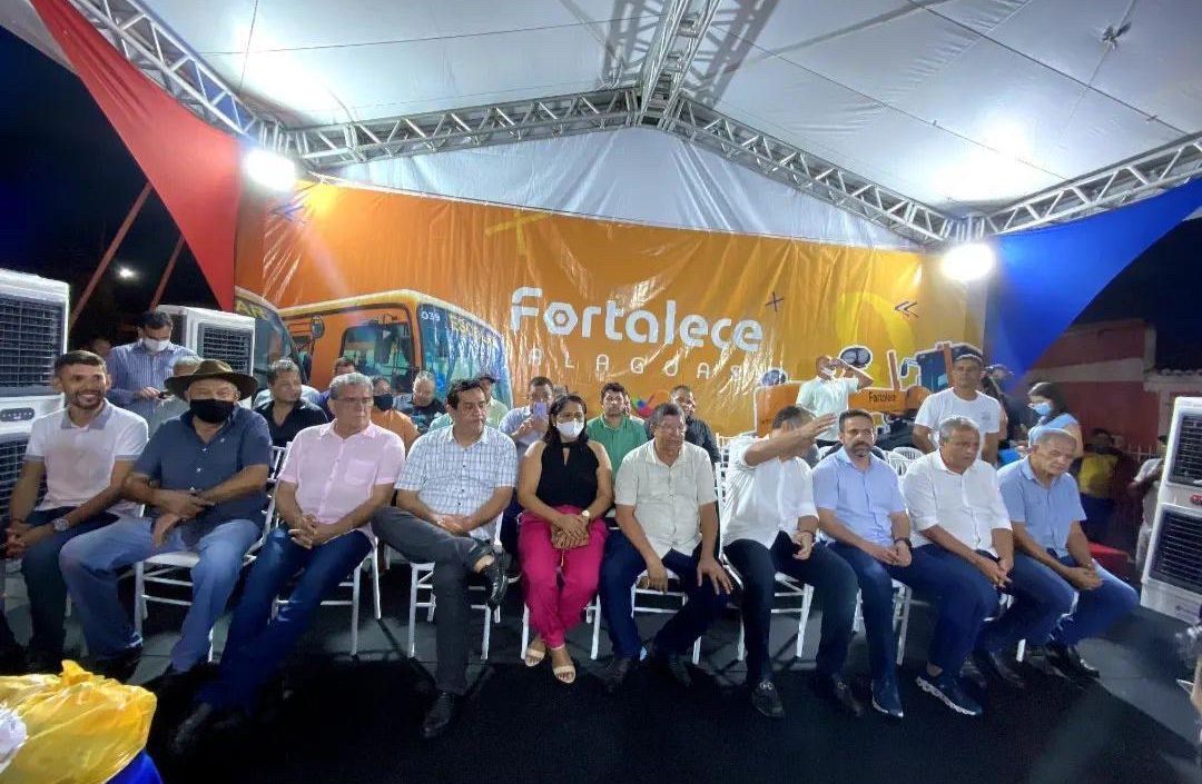 na ocasião foi entregue 1 caminhão pipa, 1 patrol( motoniveladora), 2 ônibus escolares e 500 cestas básicas