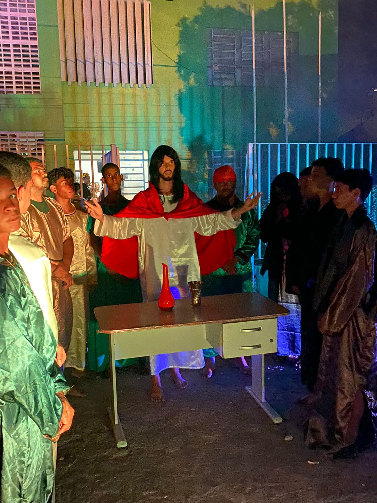 companhia de teatro dyaspora apresenta encenação da “paixão de cristo” e reúne população palestinense