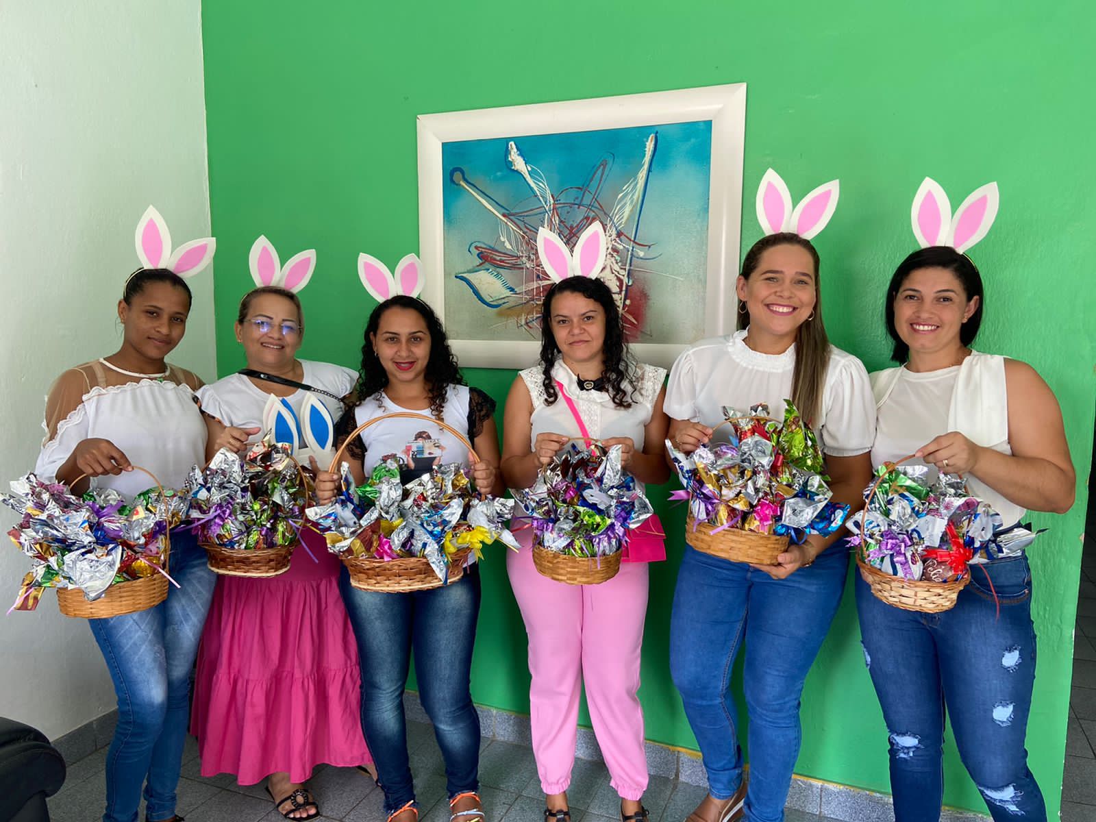 assistência social realiza entrega de ovos de páscoa para crianças do programa criança feliz