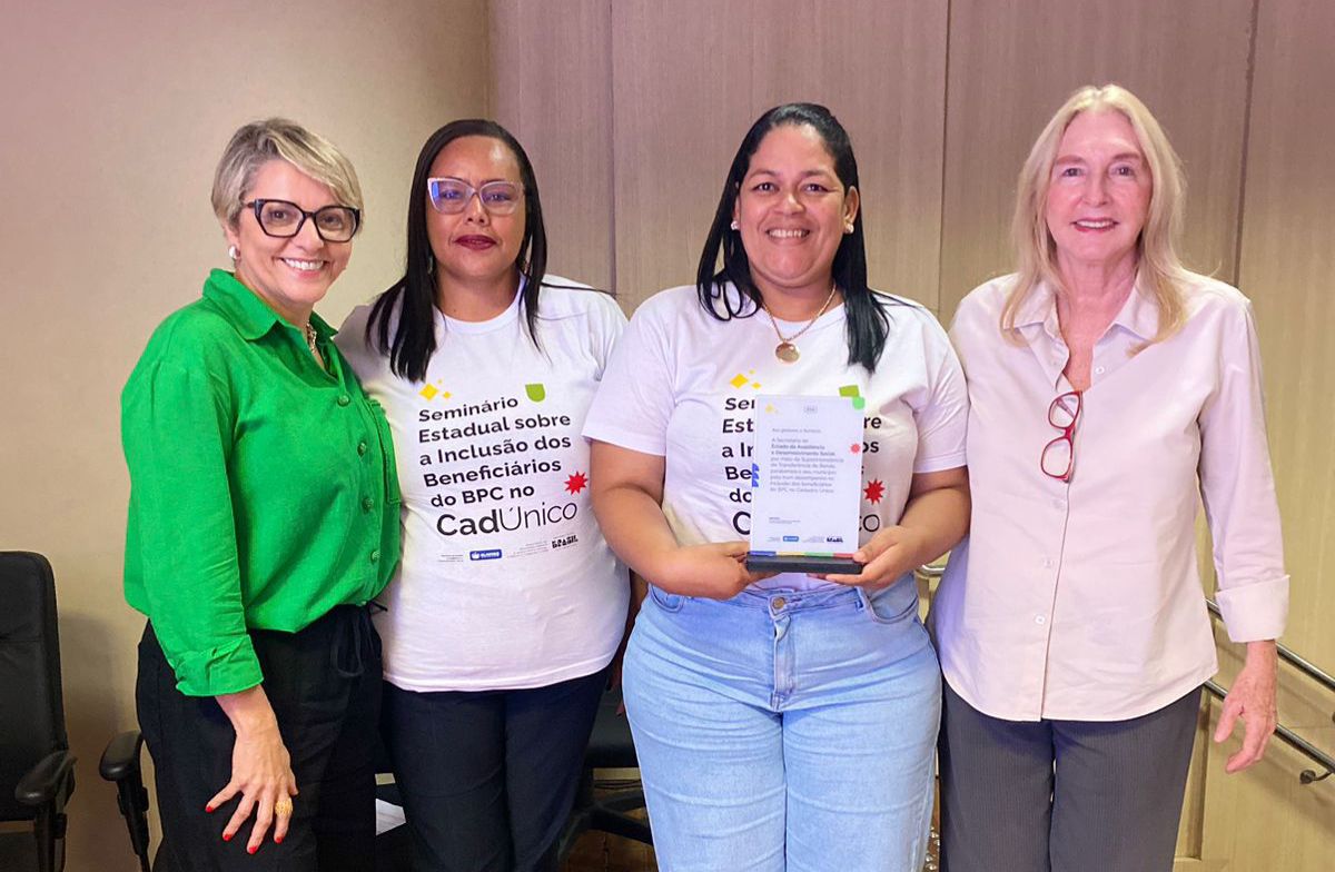 Palestina recebe placa de reconhecimento da SEADES por atingir acima 90% da taxa de inclusão do Benefício de Prestação Continuada (BPC) no CadÚnico e fica entre os 16 municípios de Alagoas com maior percentual