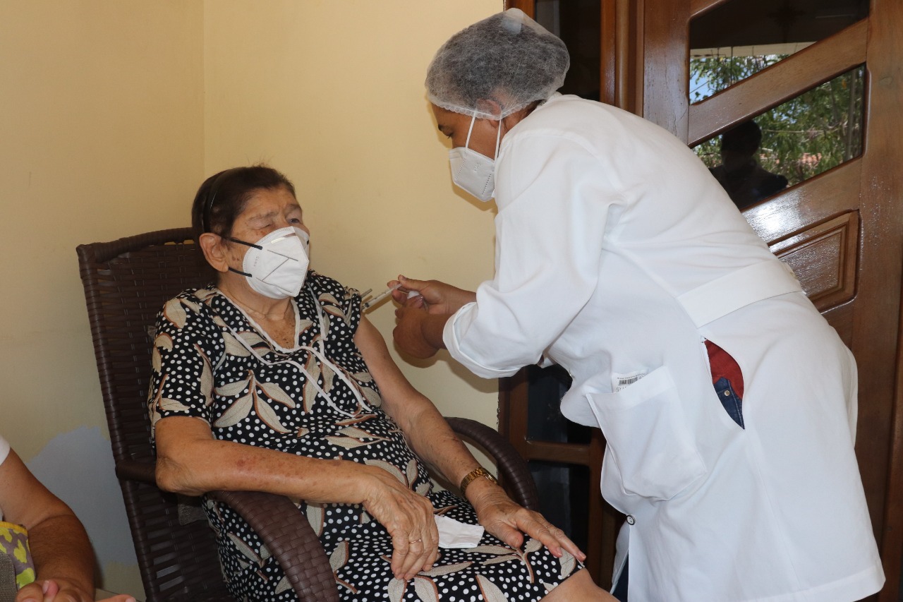 Força tarefa de vacinação entra em ação para imunização dos idosos