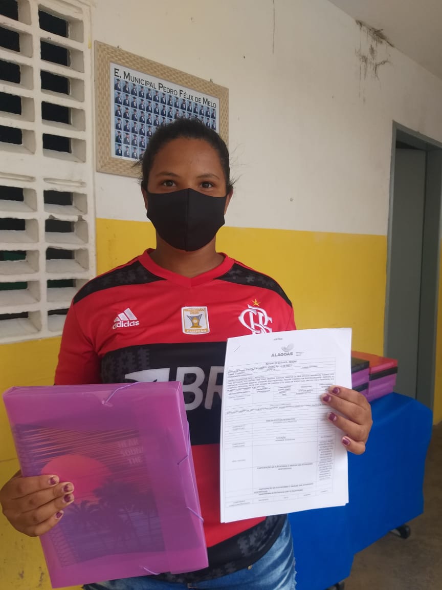 Alunos da EJA recebem kit com material escolar